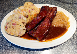 Marinovaný pečený bůček, špekové knedlíky, restované zelí a silná omáčka z výpeku