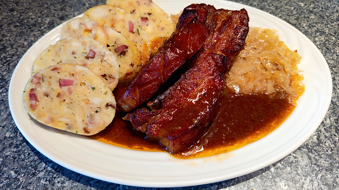 Marinovaný pečený bůček, špekové knedlíky, restované zelí a silná omáčka z výpeku