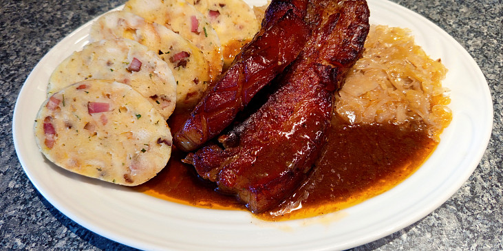 Marinovaný pečený bůček, špekové knedlíky, restované zelí a silná omáčka z výpeku