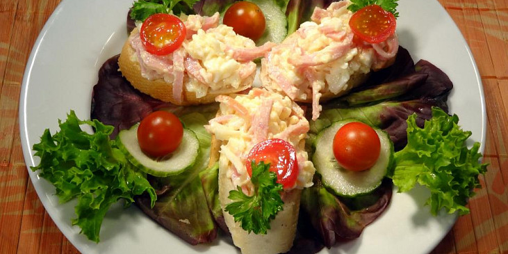 Sýrová pomazánka se šunkou a vejcem