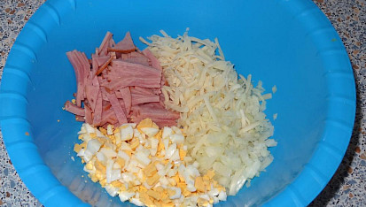 Sýrová pomazánka se šunkou a vejcem