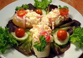 Sýrová pomazánka se šunkou a vejcem