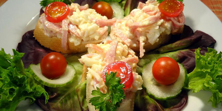 Sýrová pomazánka se šunkou a vejcem