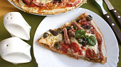 Tortilla jako pizza s mletým masem, mozzarellou a olivami