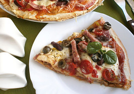 Tortilla jako pizza s mletým masem, mozzarellou a olivami