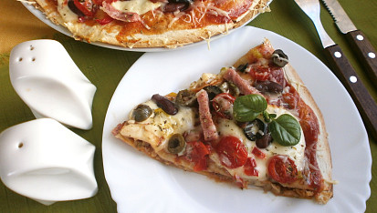 Tortilla jako pizza s mletým masem, mozzarellou a olivami