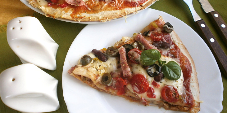 Tortilla jako pizza s mletým masem, mozzarellou a olivami