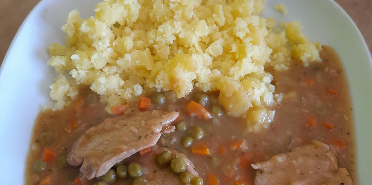 Vepřové kousky dušené v bylinkách a zelenině