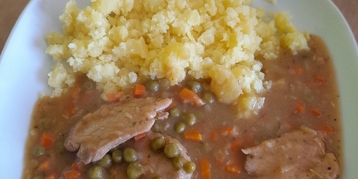 Vepřové kousky dušené v bylinkách a zelenině