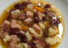 Fazolová polévka se zeleninou a strouháním