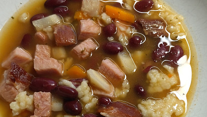 Fazolová polévka se zeleninou a strouháním