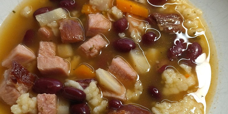 Fazolová polévka se zeleninou a strouháním