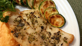 Grónský halibut s restovanou cuketou