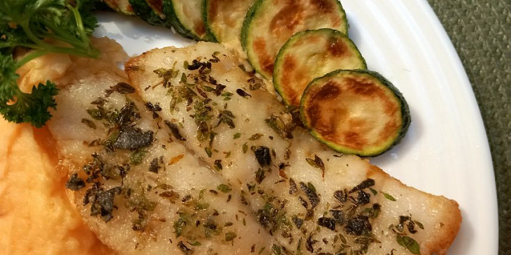 Grónský halibut s restovanou cuketou