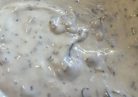 Jogurtový dip s česnekem