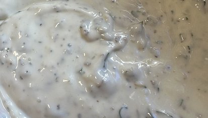 Jogurtový dip s česnekem