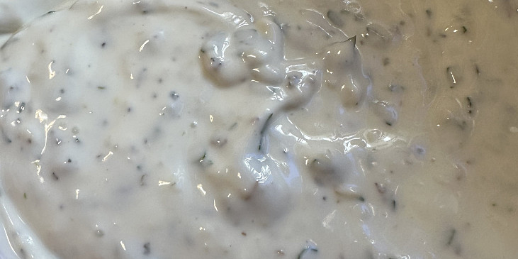 Jogurtový dip s česnekem