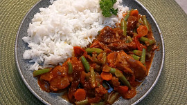 Krkovice dušená s rajčátky a fazolovými lusky