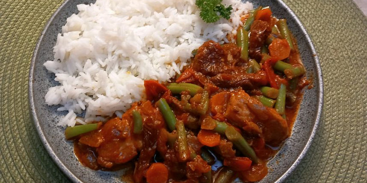 Krkovice dušená s rajčátky a fazolovými lusky