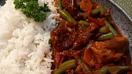 Krkovice dušená s rajčátky a fazolovými lusky