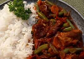 Krkovice dušená s rajčátky a fazolovými lusky