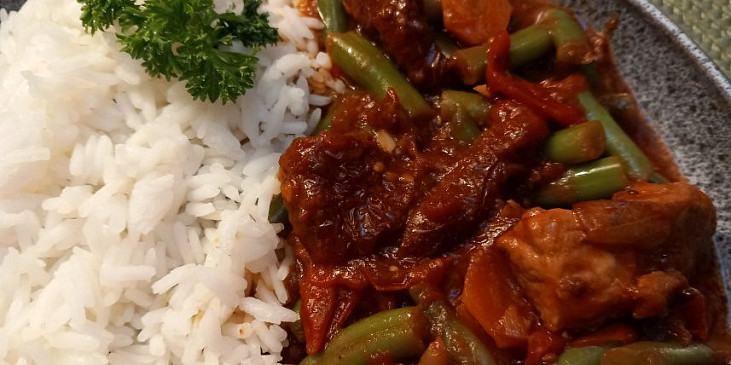 Krkovice dušená s rajčátky a fazolovými lusky