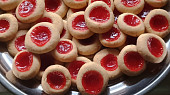 Máslové sušenky s džemem (Pinterest heart cookies)