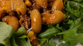 Mleté maso s těstovinami z jedné pánve