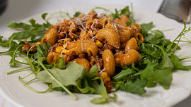 Mleté maso s těstovinami z jedné pánve