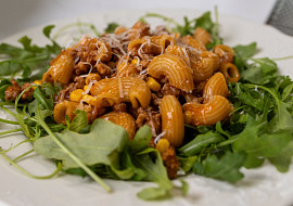 Mleté maso s těstovinami z jedné pánve