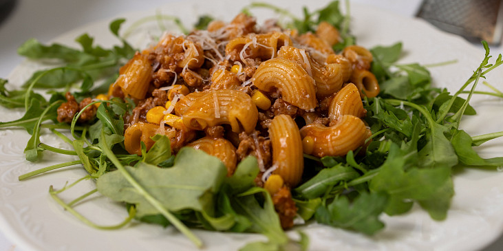 Mleté maso s těstovinami z jedné pánve