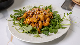 Mleté maso s těstovinami z jedné pánve