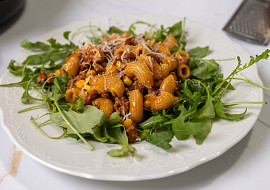 Mleté maso s těstovinami z jedné pánve