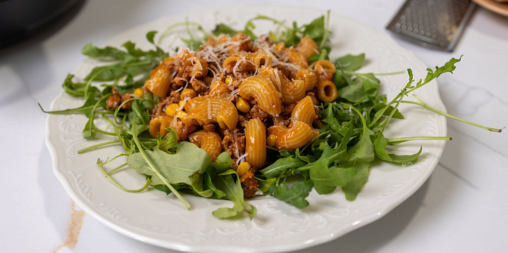 Mleté maso s těstovinami z jedné pánve