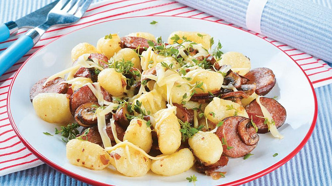 Noky se žampiony a uzeninou