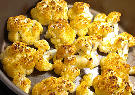 Pečený květák s pečenými bramborami