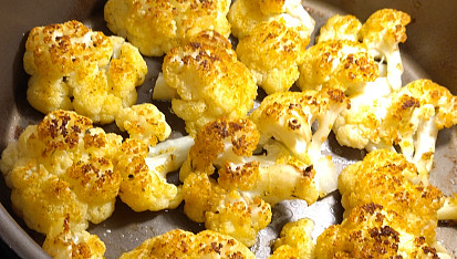 Pečený květák s pečenými bramborami