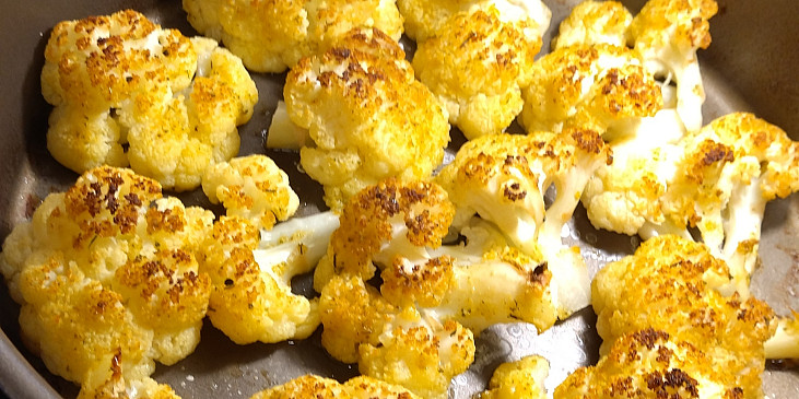 Pečený květák s pečenými bramborami