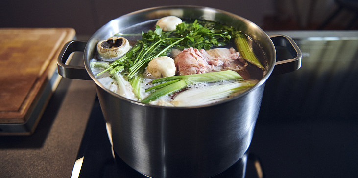 Poctivý vývar z hovězích kostí podle Petra Hajného