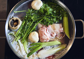 Poctivý vývar z hovězích kostí podle Petra Hajného