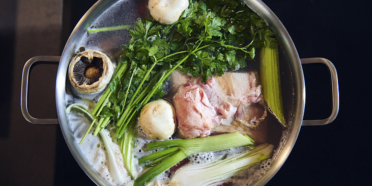 Poctivý vývar z hovězích kostí podle Petra Hajného