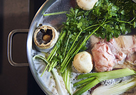 Poctivý vývar z hovězích kostí podle Petra Hajného