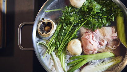 Poctivý vývar z hovězích kostí podle Petra Hajného