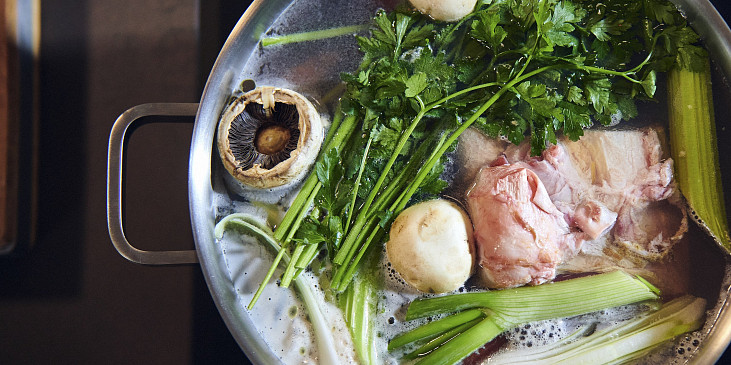 Poctivý vývar z hovězích kostí podle Petra Hajného