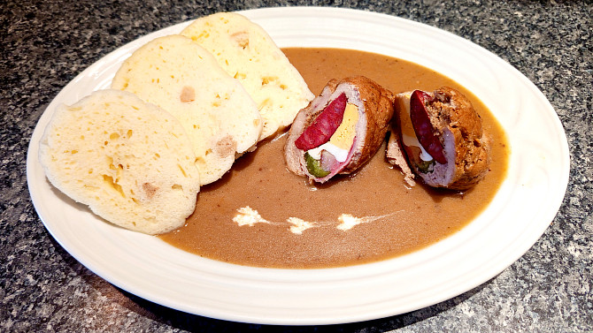 Vepřový závitek s hořcicovo-slaninovou omáčkou