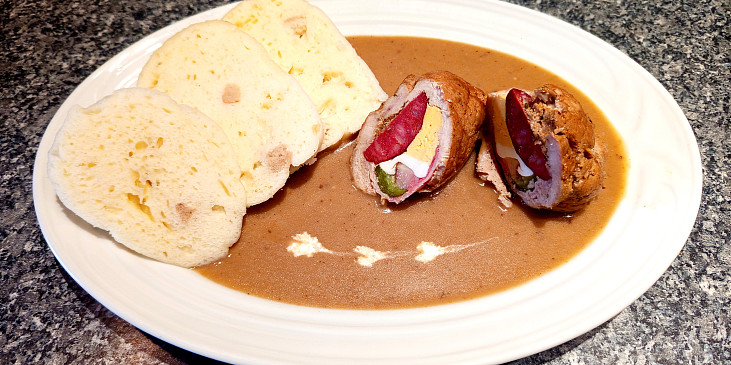 Vepřový závitek s hořcicovo-slaninovou omáčkou