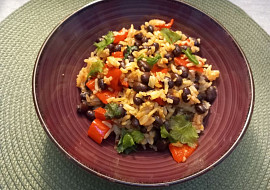 Černé fazole s rýží a paprikou