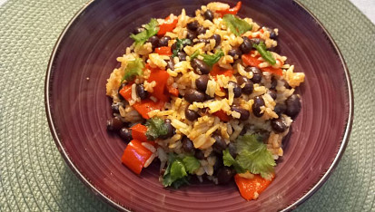 Černé fazole s rýží a paprikou