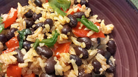 Černé fazole s rýží a paprikou