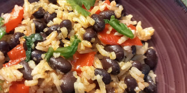 Černé fazole s rýží a paprikou
